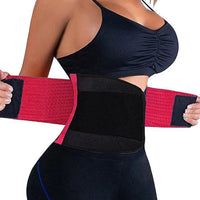 Femme ajustant la ceinture raffermissante ventre rouge et noir pour sculpter la silhouette et soutenir le dos.