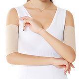 Femme portant la gaine pour affiner les bras beige, confort et discrétion sous vêtements légers, maintien et tonification.