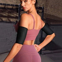 Femme sportive portant la Gaine Bras Sudation noire pour augmenter la transpiration et tonifier les bras pendant l’exercice.