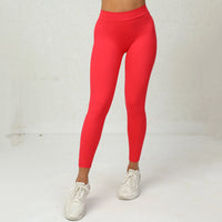 Legging Bresilien Anti Cellulite rouge porté, confortable, élastique et effet amincissant pour une silhouette parfaite.