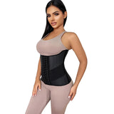 Femme portant le Corset Latex Amincissant noir ajusté pour affiner la taille et améliorer la silhouette élégante.