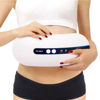 Appareil de massage pour le ventre avec technologie infrarouge, tenu sur l'abdomen par une personne portant un haut blanc