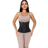Femme portant le Corset Latex Amincissant noir, taille affinée et maintien optimal pour une silhouette élégante.