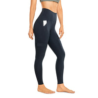 Femme de profil qui porte un Legging gainant taille haute fitness bleu foncé