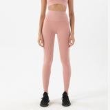 Femme qui porte un legging gainant rose pèche