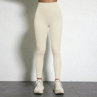 Legging Drainant Anti Cellulite beige porté, ajusté, confortable, idéal pour sport et quotidien avec style moderne et taille haute.