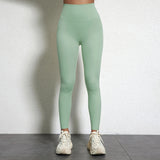 Legging Drainant Anti Cellulite vert clair porté, confortable et sculptant pour un corps raffermi au quotidien.