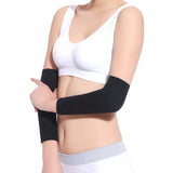 Femme portant une Gaine Amincissante Bras noire, confortable et discrète pour des bras affinés et toniques.