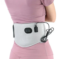 Ceinture lombaire chauffante grise avec fonction massage et cordon electrique montree sur un mannequin en tenue rose