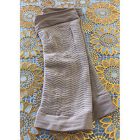 Gaine pour Affiner les Bras gris beige en tissu élastique et doux, confortable et discrète pour un effet sculptant.