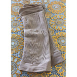 Gaine pour Affiner les Bras gris beige en tissu élastique et doux, confortable et discrète pour un effet sculptant.