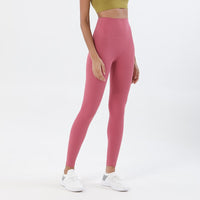Femme qui porte un legging gainant yoga rose