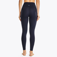 Femme de dos qui porte un Legging gainant taille haute fitness bleu foncé