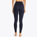 Femme de dos qui porte un Legging gainant taille haute fitness bleu foncé