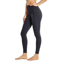 Femme de profil qui porte un Legging gainant taille haute fitness noir