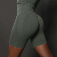 Legging Cycliste Gainant Femme vert kaki porté, mettant en valeur silhouette sculptée et maintien confortable.