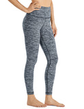 Femme qui porte un Legging gainant taille haute fitness gris avec motif noir