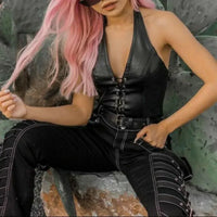 Femme portant un Corset Chemise noir en PU avec lacets, mettant en valeur la silhouette élégante et sophistiquée.