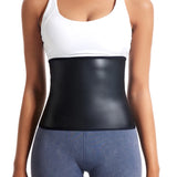 Femme portant la Gaine Colombienne Élastique en cuir synthétique, design noir élégant et ajusté pour sculpter la silhouette.