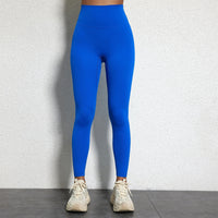 Legging Drainant Anti Cellulite bleu porté avec chaussures blanches, confortable et ajusté pour toutes activités.