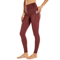 Femme qui porte un Legging gainant taille haute fitness rouge bordeau