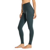 Femme qui porte un Legging gainant taille haute fitness vert gris