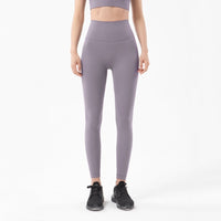 Femme qui porte un legging gainant violet très leger