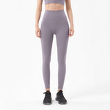 Femme qui porte un legging gainant violet très leger