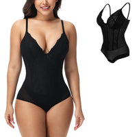 Body gainant dentelle noir porte avec elegance sur mannequin, montrant la coupe ajustee et les details en dentelle noire