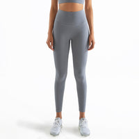 Femme qui porte un legging gainant yoga gris