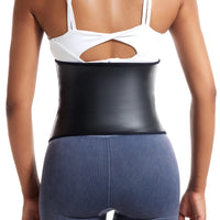 Femme vue de dos portant la Gaine Colombienne Élastique en cuir synthétique noir pour une silhouette affinée.