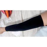 Gaine pour Affiner les Bras portée sur un bras, tissu élastique noir, confort et discrétion pour une silhouette sculptée.