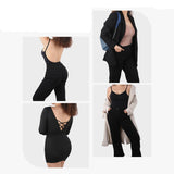 Femme qui porte un body string sous ses vêtements