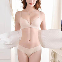 femme qui met une ceinture post partum