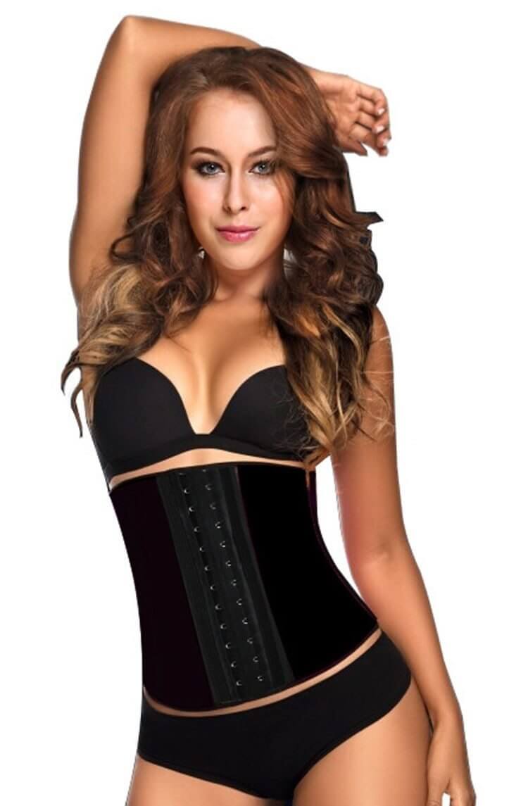 Femme qui porte une ceinture de compression à crochet