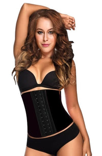 Femme qui porte une ceinture de compression à crochet