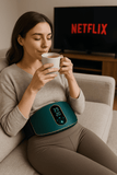 Femme détendue avec la Ceinture Massante pour la Perte de Poids, massage et infrarouge pour affiner la silhouette.