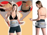 Femme qui utilise la ceinture sauna