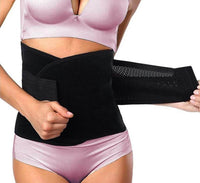 Femme qui met une ceinture pour mincir du ventre