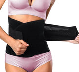 Femme qui met une ceinture pour mincir du ventre