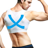 Homme portant la Gaine Gynecomastie blanche pour soutenir et améliorer la posture et la silhouette masculine.