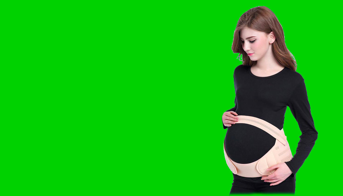 Une femme qui porte une ceinture de grossesse