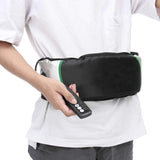 Homme qui utilise la ceinture vibrante avec télécommande