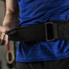Homme qui serre la ceinture de force musculation