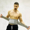 Homme qui porte une ceinture lombaire grise
