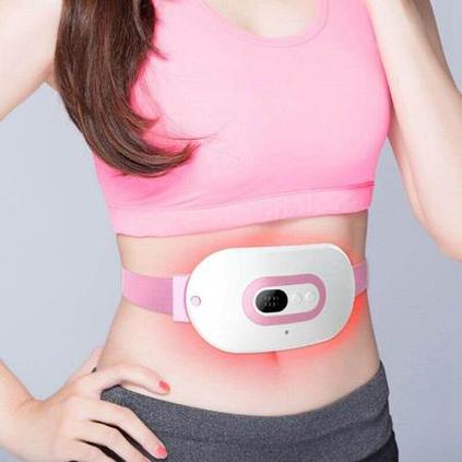 Femme qui porte une ceinture contre les douleurs menstruelles