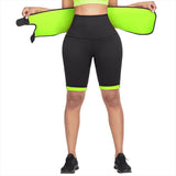 Femme qui porte ceinture sauna amincissante