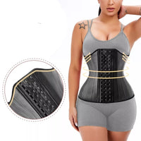 Femme qui porte une gaine en latex