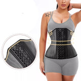 Femme qui porte une gaine en latex