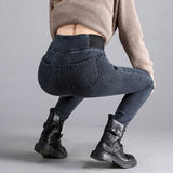 Femme qui porte un jegging amincissant gris foncé